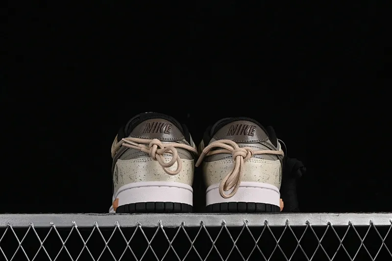 All Categories Nk SB Dunk Series Nk SB Dunk Low Low-top sneakers Nk Dunk Low Panda Prank Summer Theme Love Khaki Pudding Milk Tea SB Strappy Low-top Casual Shoes CW1590-100